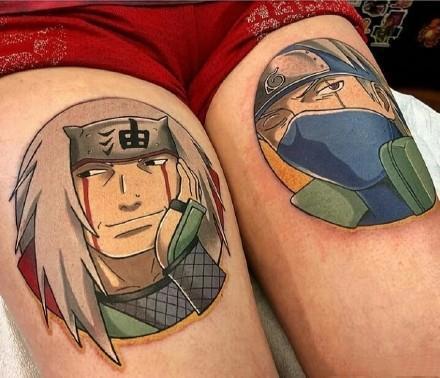 帅气的火影纹身,还有鸣人和佐助的情头,不过纹的位置有些尴尬