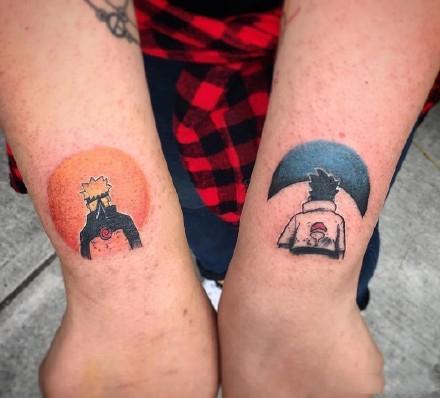 帅气的火影纹身,还有鸣人和佐助的情头,不过纹的位置有些尴尬