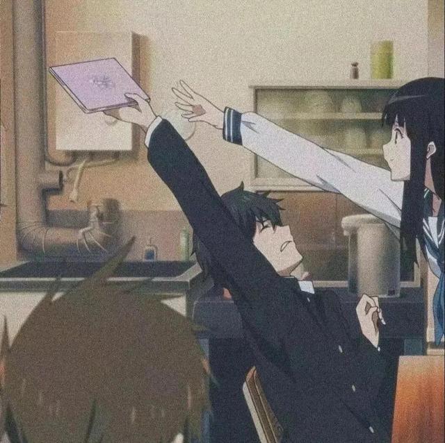 超个性动漫情头：他风尘仆仆走向我，胜过所有遥远的温柔