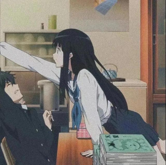 超个性动漫情头：他风尘仆仆走向我，胜过所有遥远的温柔