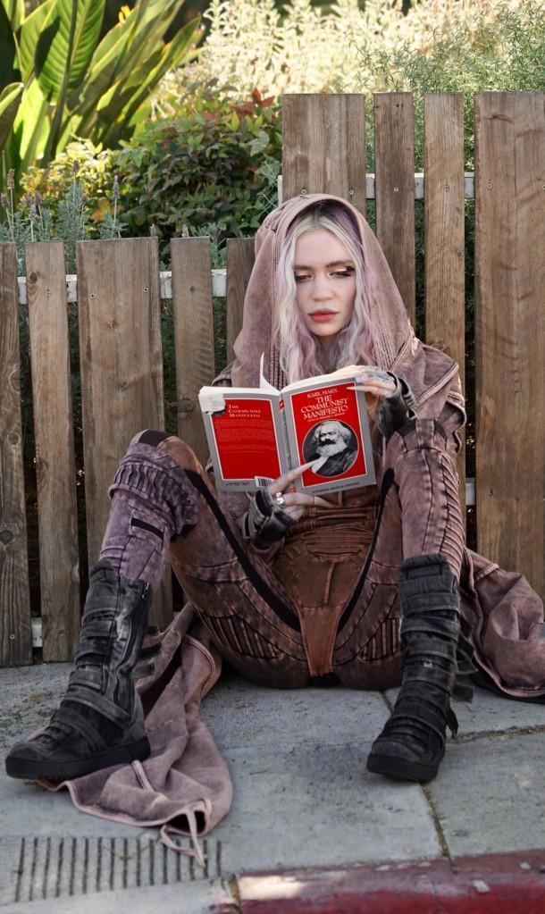 马斯克女友分手后纽约街头读马克思，嘲讽资本家前男友？