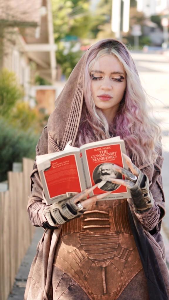 马斯克女友分手后纽约街头读马克思，嘲讽资本家前男友？