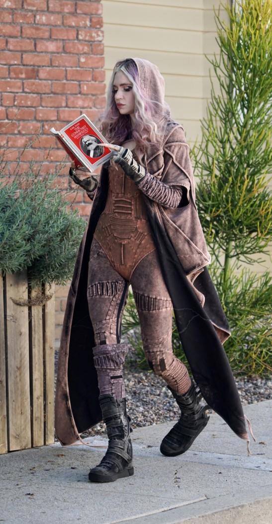 马斯克女友分手后纽约街头读马克思，嘲讽资本家前男友？