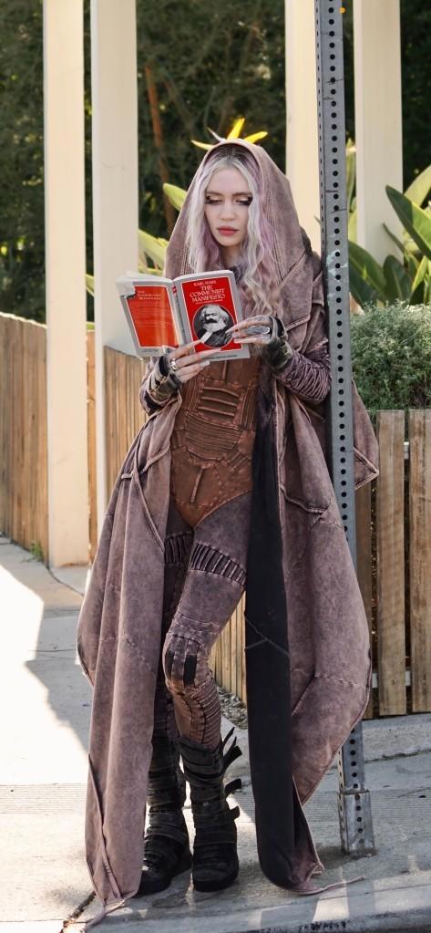 马斯克女友分手后纽约街头读马克思，嘲讽资本家前男友？