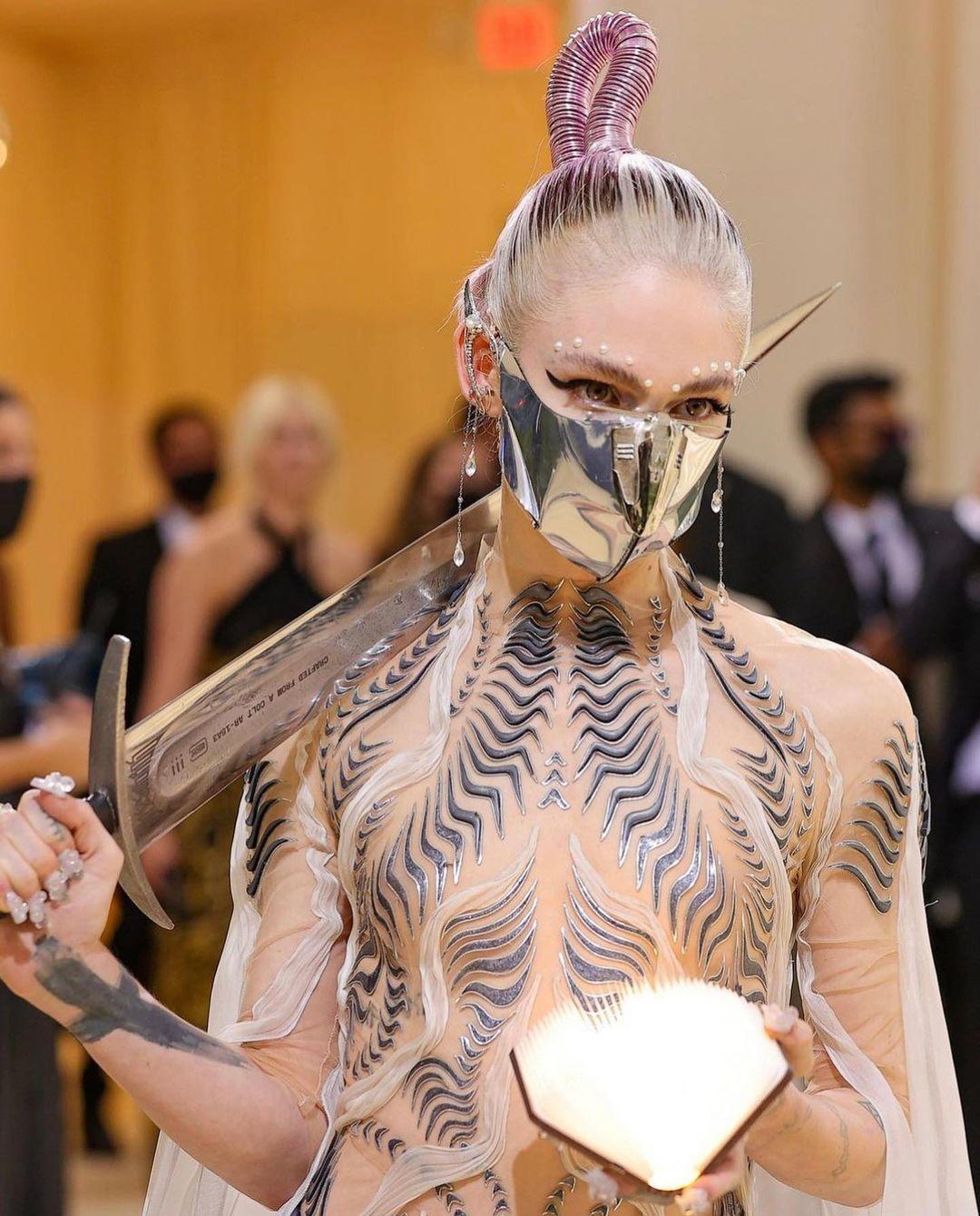 马斯克女友分手后纽约街头读马克思，嘲讽资本家前男友？