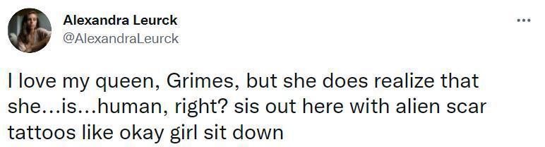 马斯克女友分手后纽约街头读马克思，嘲讽资本家前男友？