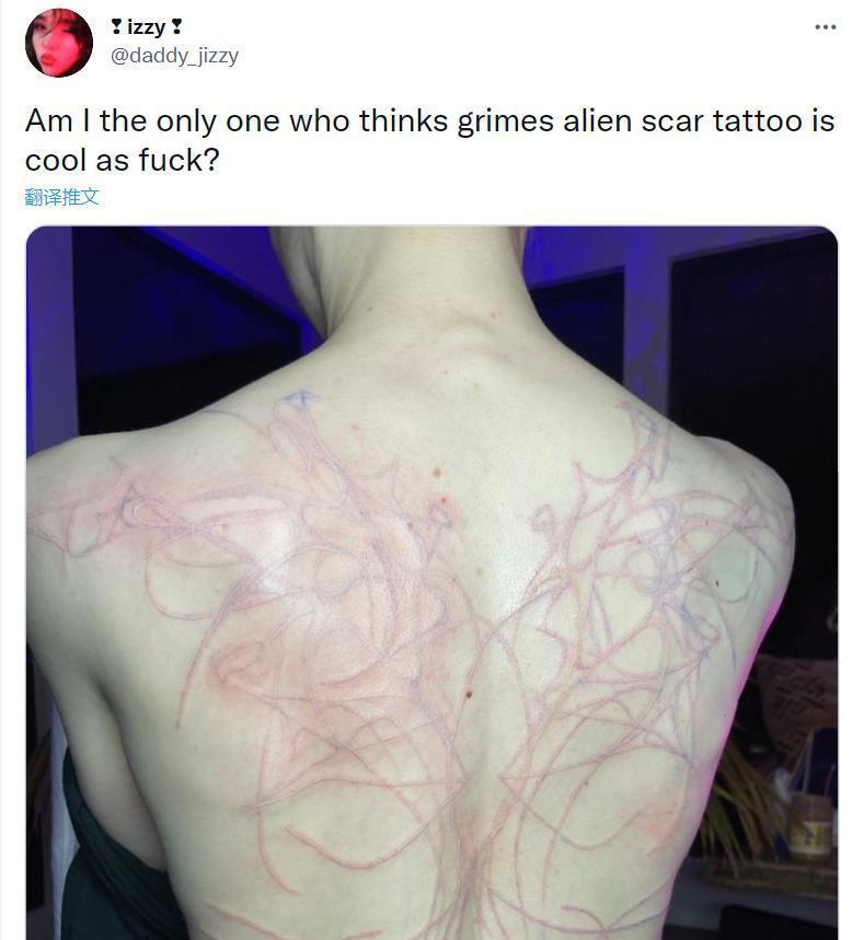 马斯克女友分手后纽约街头读马克思，嘲讽资本家前男友？