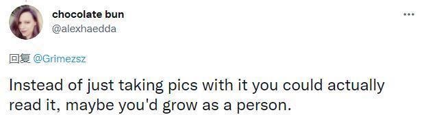 马斯克女友分手后纽约街头读马克思，嘲讽资本家前男友？