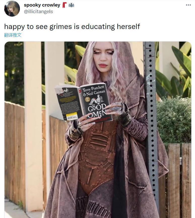 马斯克女友分手后纽约街头读马克思，嘲讽资本家前男友？