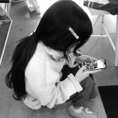 暗灰色微丧女生头像