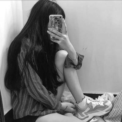 暗灰色微丧女生头像