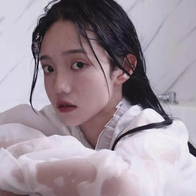 周六｜单纯：白色系女生头像