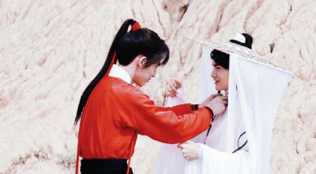 谢怜比花城宽出一半,掀斗笠不忍直视,《天官赐福》毁的体无完肤