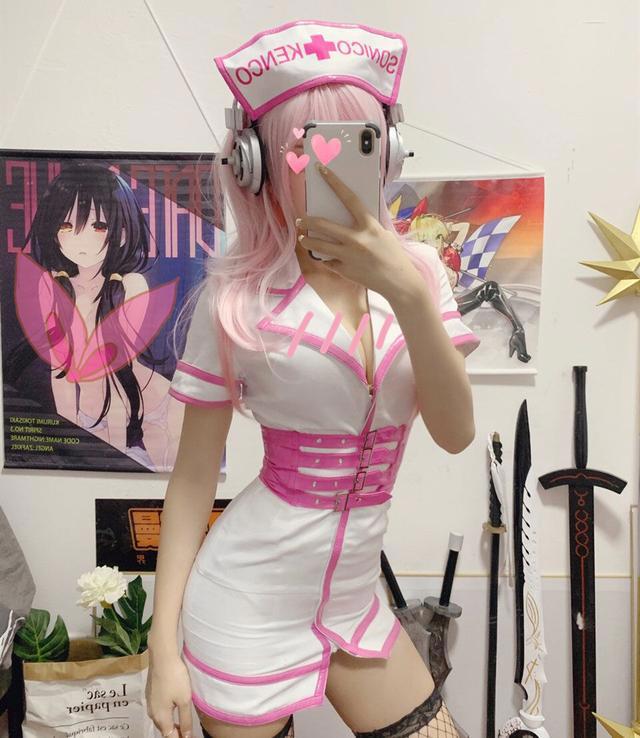 腐团儿最性感cos!虽有遮不住的美腿,但输给了轩子的成熟知性