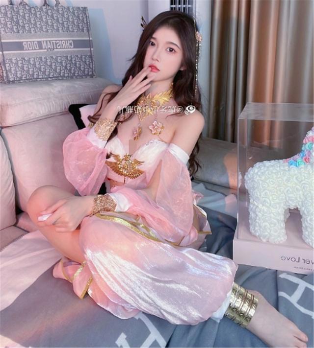 腐姐都out了？新晋二次元女神奶瓶儿COS迦南，A4漫画腰黑袜神还原