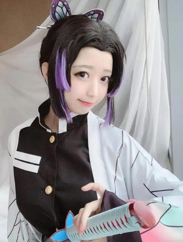 《鬼灭之刃》COS秀，祢豆子太诱人，恋柱的刀鞘真是又大又白呢！