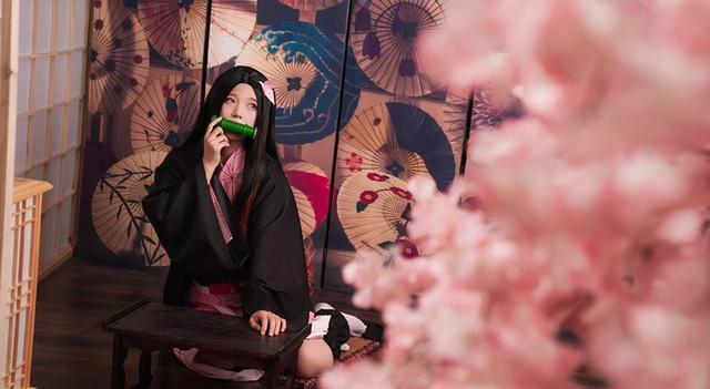 《鬼灭之刃》COS秀,祢豆子太诱人,恋柱的刀鞘真是又大又白呢!