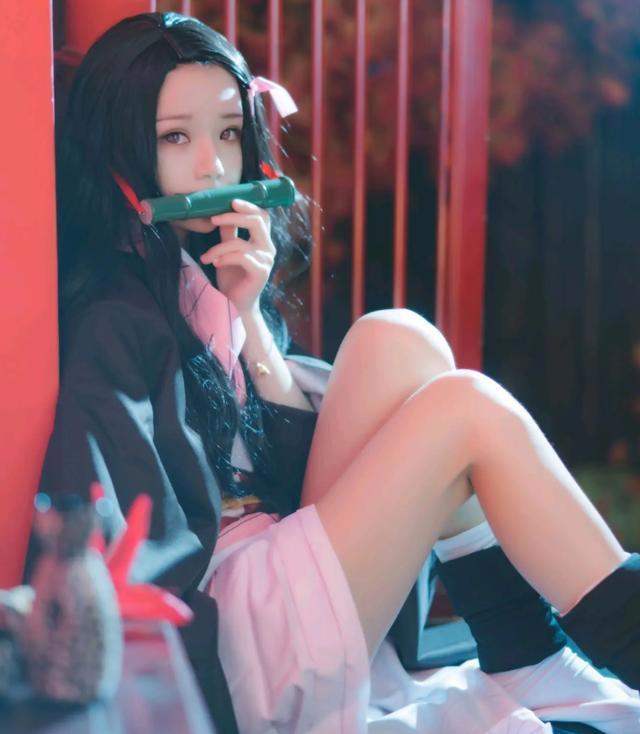 《鬼灭之刃》COS秀,祢豆子太诱人,恋柱的刀鞘真是又大又白呢!