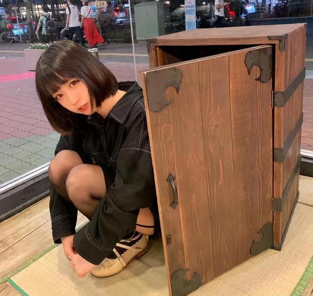 《鬼灭之刃》COS秀，祢豆子太诱人，恋柱的刀鞘真是又大又白呢！