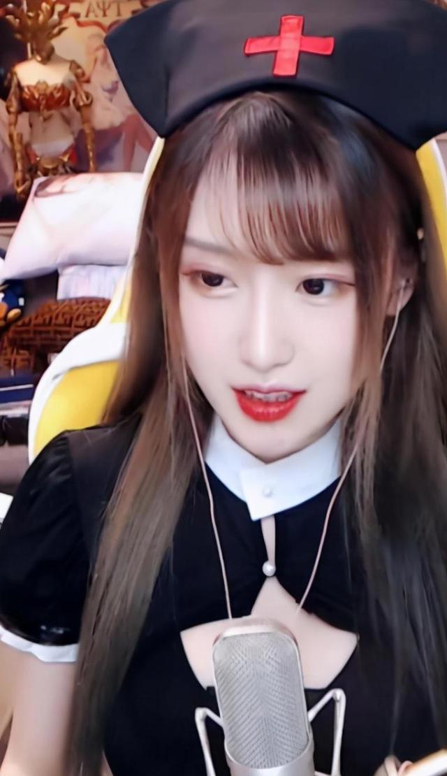 腐团儿直播间cos黑暗护士,10分钟被警告两次?观众表示过于养眼