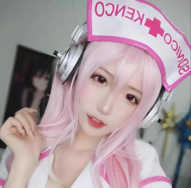 腐团儿直播间cos黑暗护士,10分钟被警告两次?观众表示过于养眼