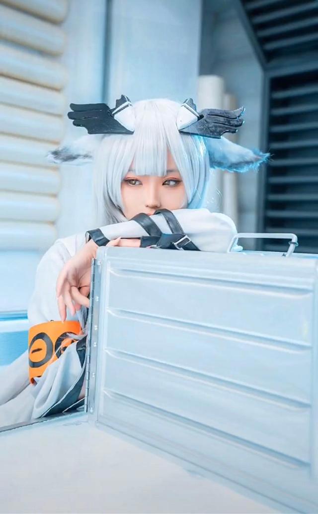 二次元COS壁纸，五官精致的小姐姐，高冷中含着几分可爱