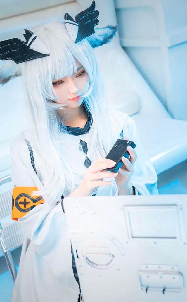 二次元COS壁纸，五官精致的小姐姐，高冷中含着几分可爱