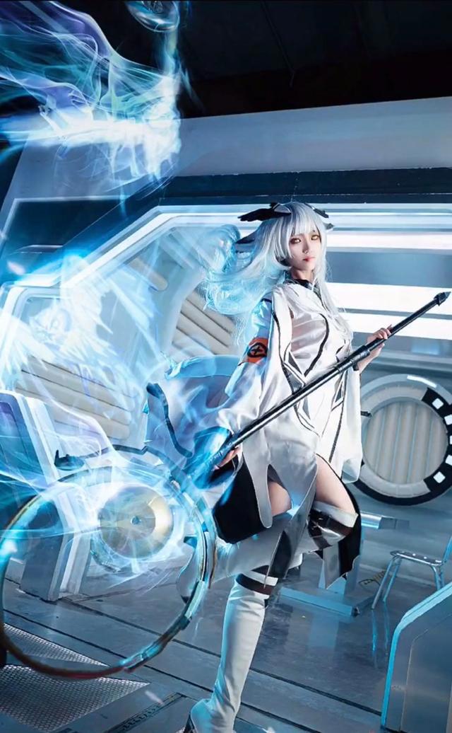 二次元COS壁纸，五官精致的小姐姐，高冷中含着几分可爱