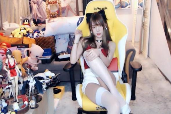 腐团儿圣诞双重福利，战术后退加飞吻比心，还有黑色学姐COS写真