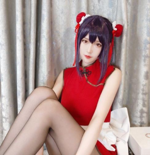 腐团儿圣诞双重福利，战术后退加飞吻比心，还有黑色学姐COS写真