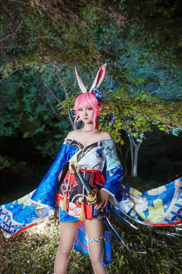 崩坏三：八重樱超酷cos，肤白胜雪美如画，满屏激光特效神级还原