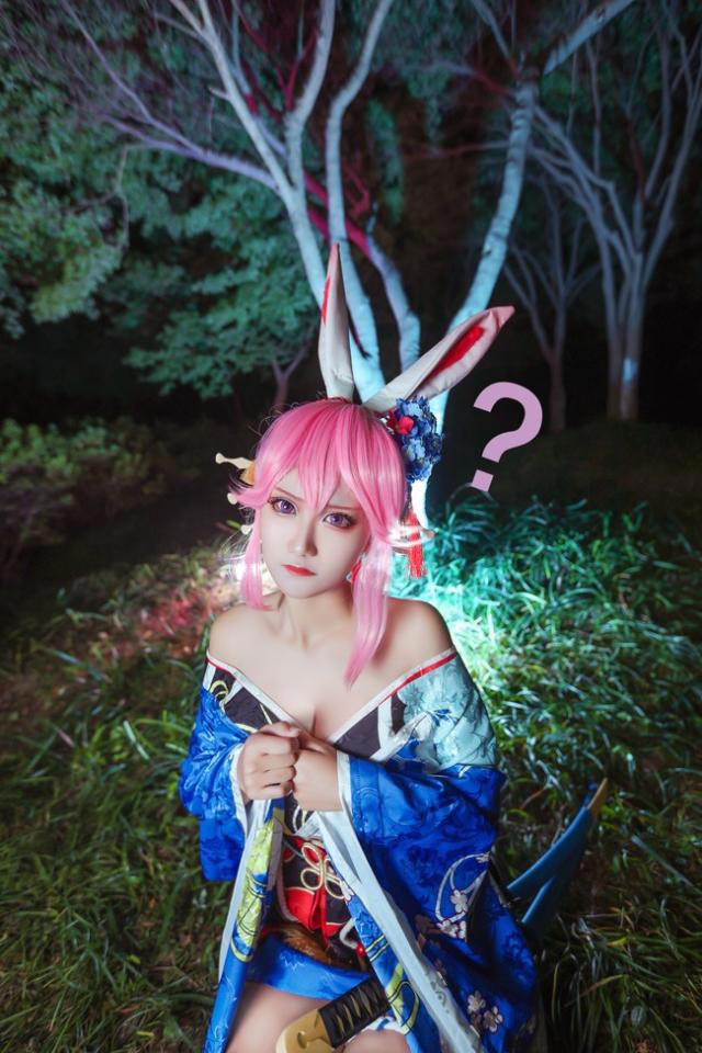 崩坏三：八重樱超酷cos，肤白胜雪美如画，满屏激光特效神级还原