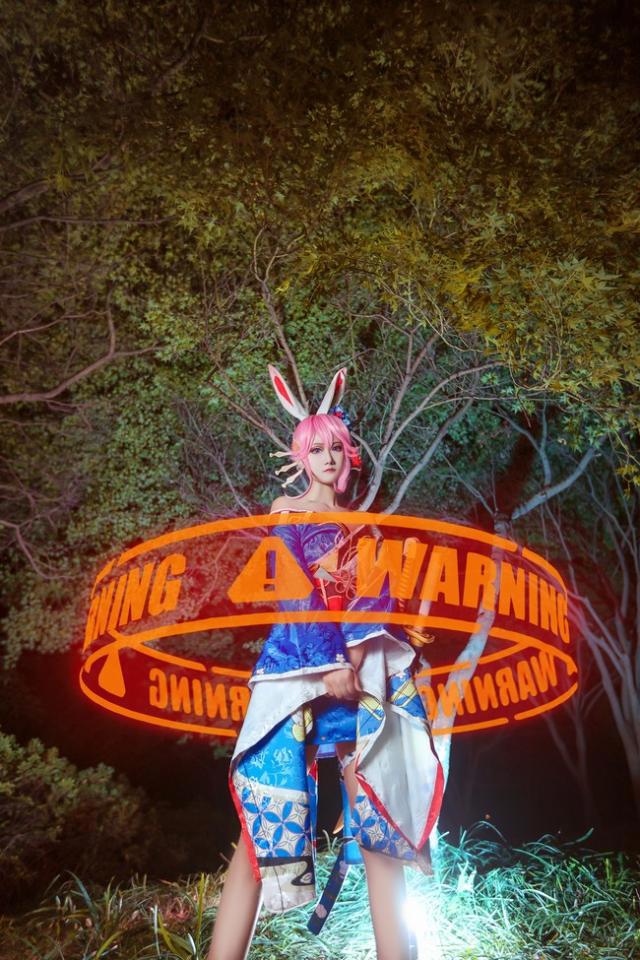 崩坏三:八重樱超酷cos,肤白胜雪美如画,满屏激光特效神级还原
