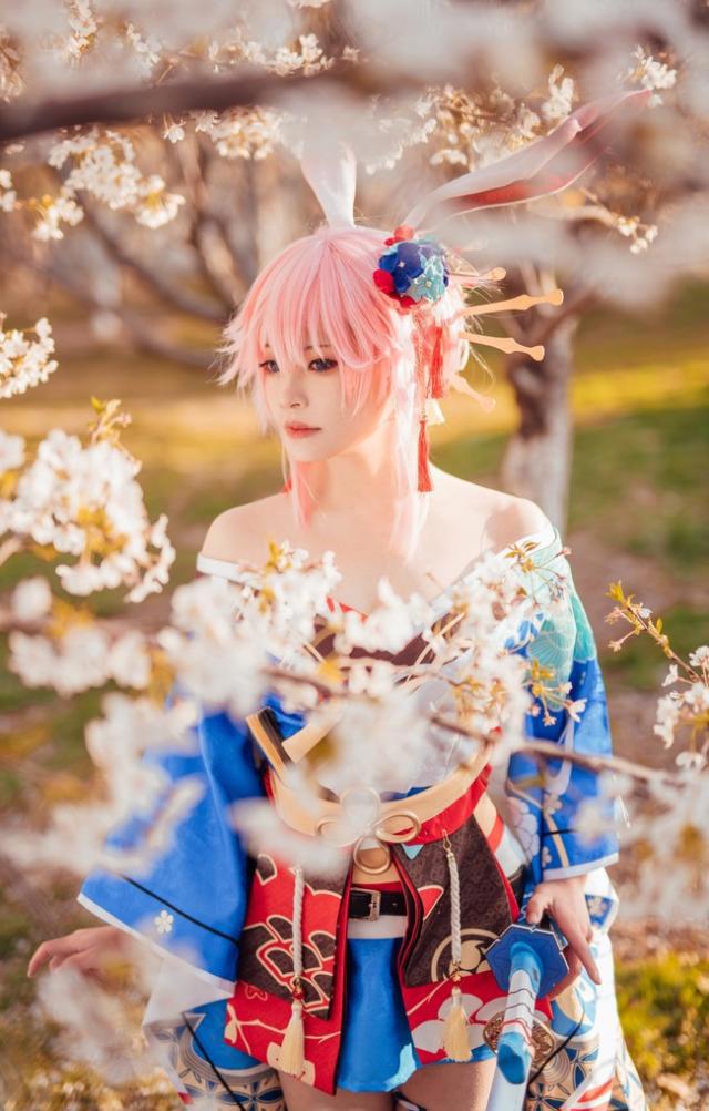 崩坏3：八重樱超美cos，左手持刀，右手执扇，漫天樱花美如画
