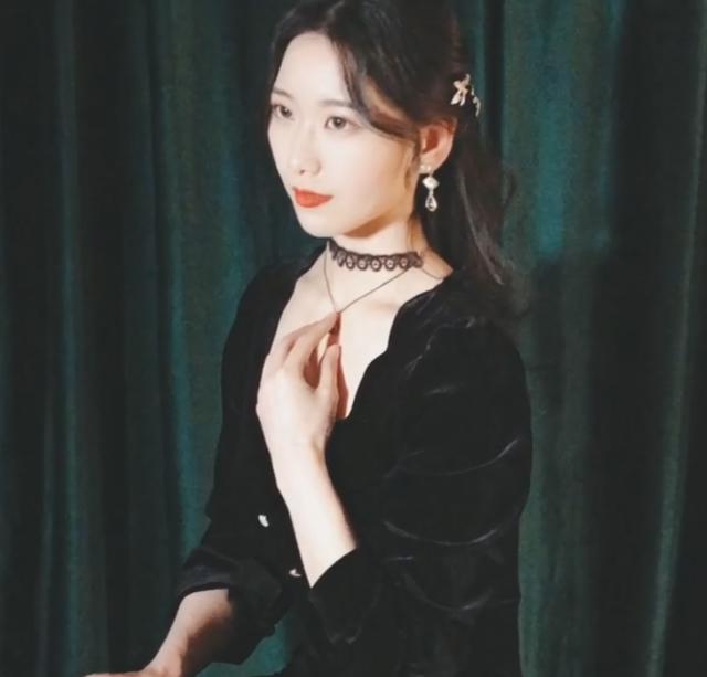 崩坏3：八重樱CV本尊亮相，颜值气质同时在线，只是拖鞋有点抢镜