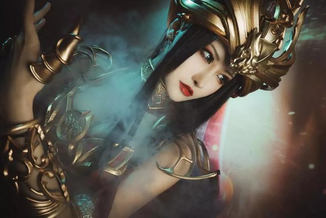 国漫女神遇上cosplay，美杜莎“神还原”，比比东成颜值垫底