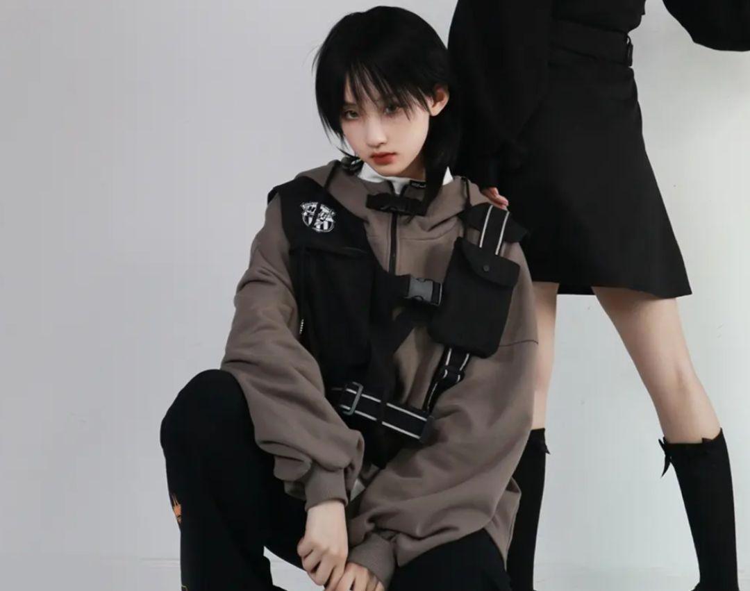 《AWM绝地求生》漫画衍生服款式多,祁醉外套帅气,于炀队服好看