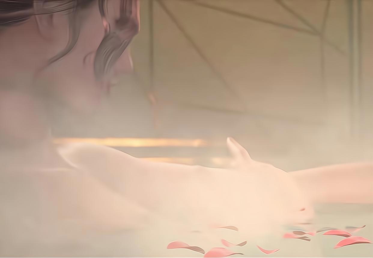 比比东素颜太美，紫色吊带加大长腿，配上粉红色口红，满满的羡慕