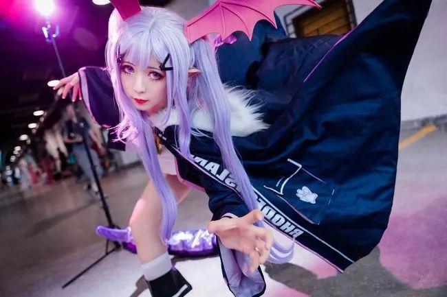 漫展COS场照：明日方舟——狮蝎，好魔性的尾巴啊！