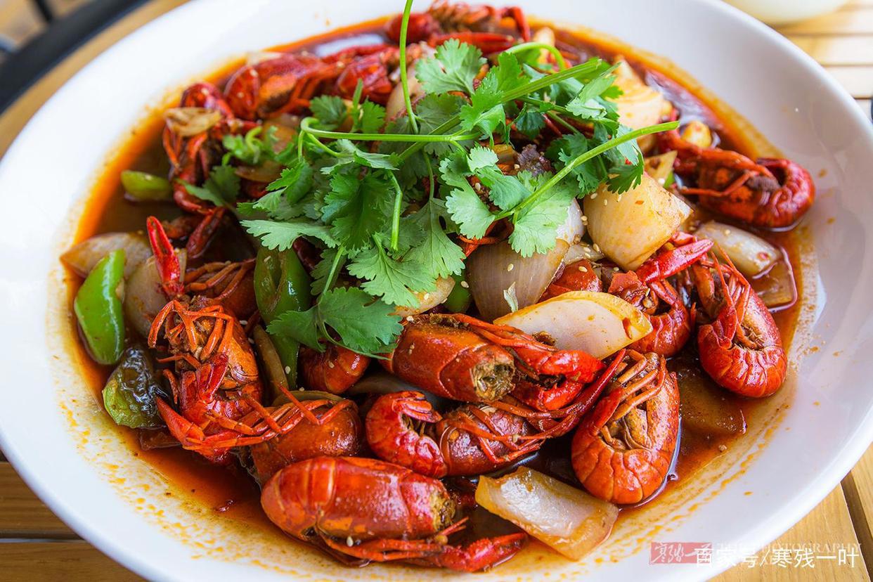 因一片花海刷爆朋友圈，浙江一个不靠旅游吃饭的小镇，成度假天堂