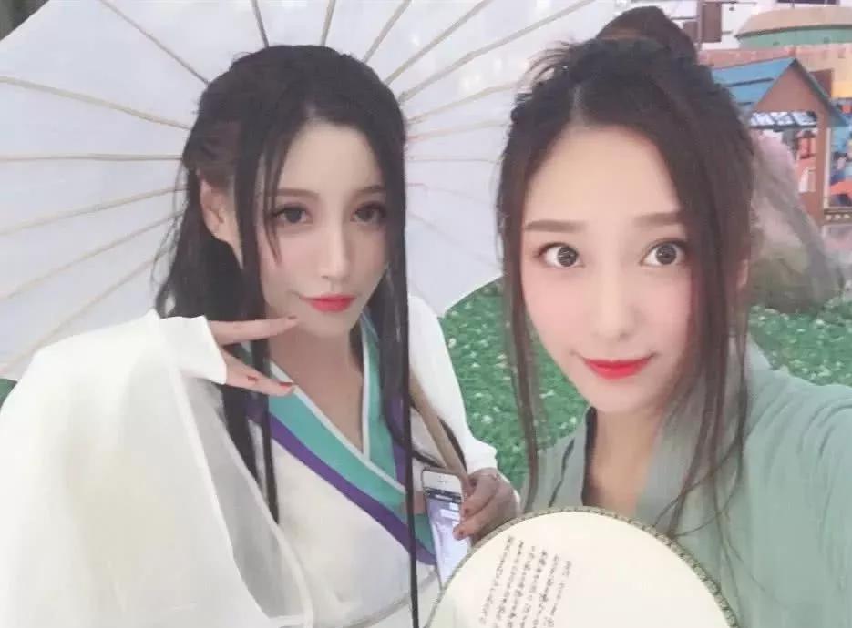 两个大学生COS“白蛇缘起”，走近看到“正面”后，网友：awsl！